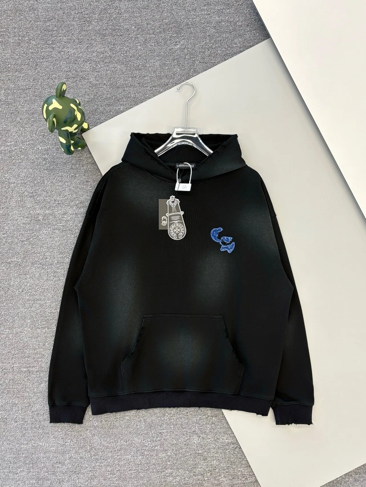 P340 [Higher version] Chrome Hearts*Chrome heart patch embroidered horseshoe logo‼ ️Hooded Sweatshirt®* is made of 430g pure cotton sweatshirt fabric with double yarns. The fabric is woven with double yarns and twisted together. The strength is 40% higher than that of a single yarn, forming a three-dimensional texture similar to the texture of tripe. It not only maintains the moisture absorption and breathability of pure cotton, but also achieves "softness but not collapse" through double yarn thickening. The whole strip is scanned and sprayed with technology. Through the washing process, the local area will have a natural fading effect, and the os version will have a relatively lazy and loose feeling * Laser burnt appliqué ➕ Frayed process: micro patch on the chest, large logo horseshoe pattern on the back, heavy laser burnt three-dimensional appliqué pattern design, washed and frayed, and the overall garment will show a lazy style. *Whether it is daily outings or sports and fitness, you can show your trendy attitude and become the focus of the street. Same style for men and women 𝐂𝐎𝐋𝐎𝐔𝐑: white, blue, black 𝐒𝐈𝐙𝐄: S-XL